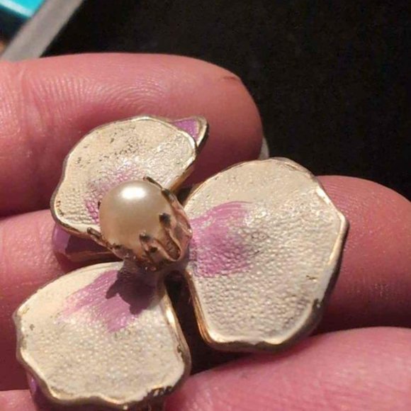 Vintage Pansy Purple and White Brooch with Gold Trim and white.pearl.bead Center - Picture 2 of 8